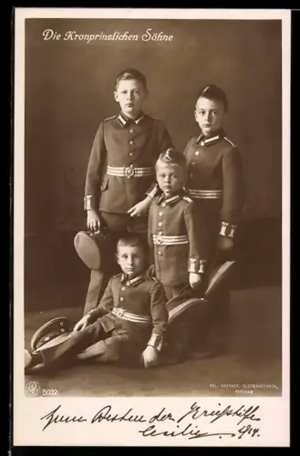 AK Die Söhne des Kronprinzen Wilhelm von Preussen in Uniform mit Schirmmütze