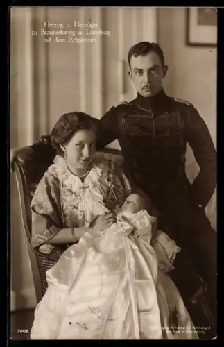AK Herzog und Herzogin zu Braunschweig u. Lüneburg mit dem Erbprinzen, Husarenuniform