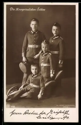 AK Die Söhne des Kronprinzen Wilhelm von Preussen in Uniform mit Schirmmütze