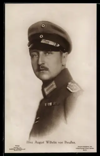 AK Prinz August Wilhelm von Preussen in Uniform mit Feldspange und Schirmmütze