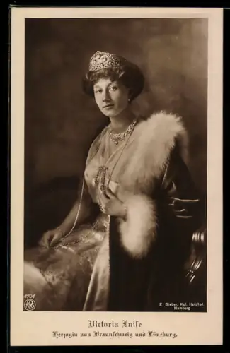 AK Herzogin Victoria Luise von Braunschweig und Lüneburg im Kleid mit Krone