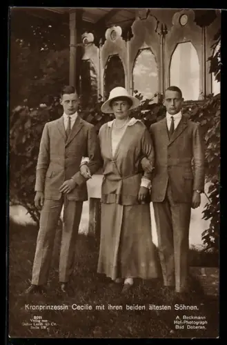 AK Kronprinzessin Cecilie mit ihren beiden ältesten Söhnen im Garten
