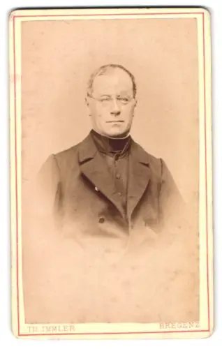 Fotografie Th. Immler, Bregenz, Pfarrer Pestalozzi im Porträt mit Brille