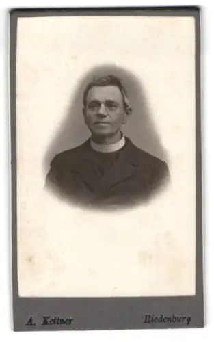 Fotografie A. Kettner, Riedenburg, Porträt eines Geistlichen mit Brille