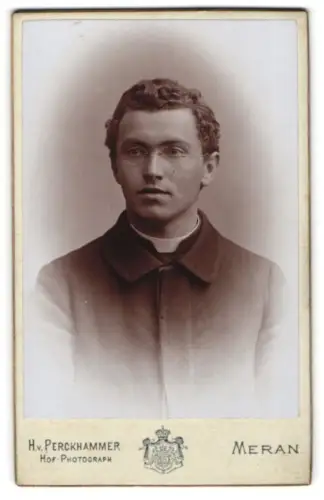 Fotografie H. v. Perckhammer, Meran, Stefanie Promenade, Geistlicher mit Brille im Porträt