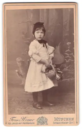 Fotografie Franz Werner, München, Schwanthaler-Strasse 1, Kleines Mädchen im Kostüm als Rotkäppchen zum Fasching