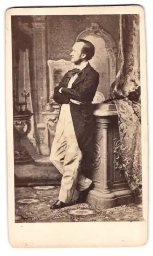 Fotografie unbekannter Fotograf und Ort, Richard Wagner in eleganter Pose an einem Podest lehnend