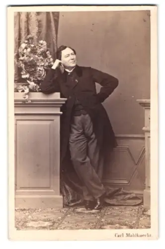 Fotografie Carl Mahlknecht, Wien, Windmühlgasse 27, Dt. Schauspieler Karl Fichtner mit Blumenarrangement