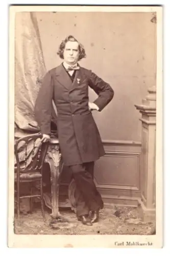 Fotografie Carl Mahlknecht, Wien, Windmühlgasse 7, Porträt des Schauspielers Josef Wagner