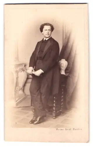 Fotografie Heinrich Graf, Berlin, Friedrichstrasse 165, Elegantes Porträt von Adolf von Sonnenthal, Schauspieler