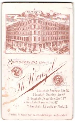 Fotografie Th. Wenzel, Berlin, Andreas-Str. 28, Strassenecke am Atelier mit Pferdebahnen