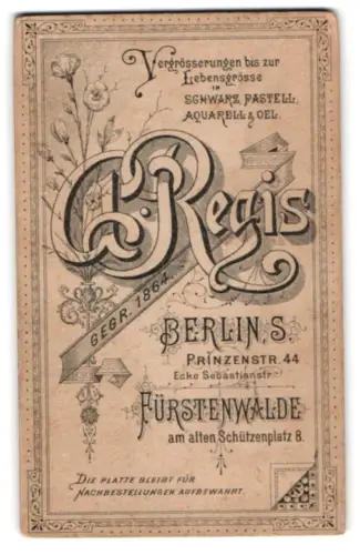 Fotografie G. Regis, Berlin, Prinzenstr. 44, Name des Ateliers mit filigranen Blumen in elegantem Rahmen