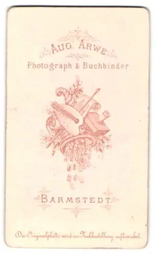 Fotografie Aug. Arwe, Barmstedt, Malerpallette mit Pinsels und Füllhorn mit Fotografien umrahmt von Blättern