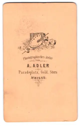 Fotografie A. Adler, Neisse, Paradeplatz, Fotoapparat und Malerpalette mit Pinseln über dem Namen des Ateliers
