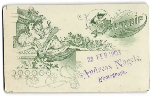 Fotografie Andreas Nagele, Ort unbekannt, Dame in fliessendem Gewand mit Engelchen mit Lupe umgeben von Blumen