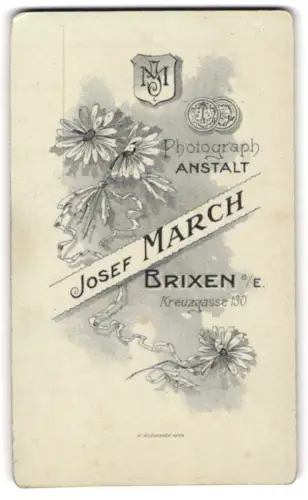 Fotografie Josef March, Brixen a. E., Kreuzgasse 130, Monogramm des Fotografen mit Margeritenstrauss
