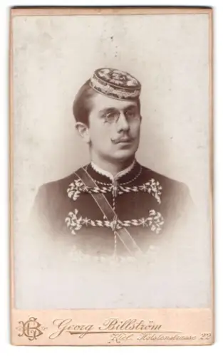 Fotografie Georg Billström, Kiel, Holstenstrasse 22, Portrait eines Studenten mit Biertönnchen und Brille