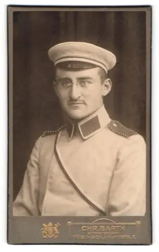 Fotografie Chr. Barth, Tübingen, Uhlandstrasse 7, Porträt eines Studenten mit Tellermütze und Couleur in Uniform