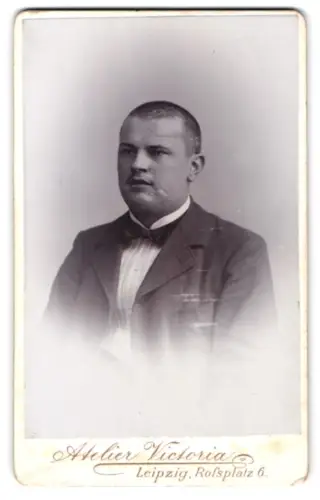 Fotografie Rich. Knoth, Leipzig, Rossplatz 6, Porträt Otto Hein als Student mit Mensurnarben 1908