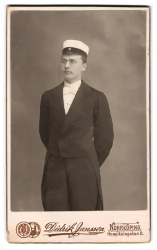 Fotografie Didrik Jansson, Norrköping, Hospitalsgatan 8, Porträt eines Studenten mit Biedermeiermütze und Brille