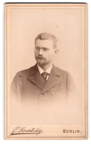 Fotografie J. Lawitzky, Berlin, Friedrichstrasse 138, Porträt A. Hildebrand als Student 1897