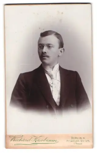 Fotografie Richard Kasbaum, Berlin, Friedrich-Str. 125, Porträt Carl Meitzel als Student 1900