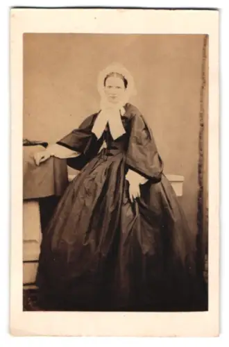 Fotografie unbekannter Fotograf und Ort, Sitzende Dame in eleganter Kleidung