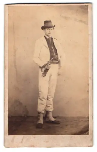 Fotografie unbekannter Fotograf und Ort, Eleganter Herr mit Hut und Horn