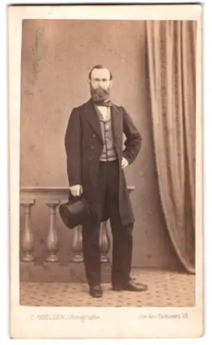 Fotografie C. Goulder, Anvers, Rue des Tanneurs 29, Eleganter Herr mit Zylinder