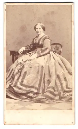 Fotografie Bertha Valerius, Stockholm, Mäster Samuelsgata 51 B, Dame auf einem Stuhl sitzend