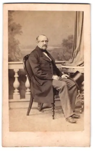 Fotografie F. Weisbrod, Frankfurt am Main, Bleichstrasse 70, Herr im Anzug mit Zylinder