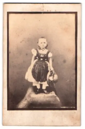 Fotografie unbekannter Fotograf und Ort, Kleines Mädchen mit Hut