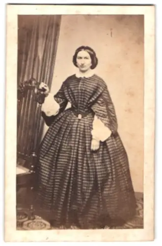 Fotografie unbekannter Fotograf und Ort, Dame im karierten Kleid