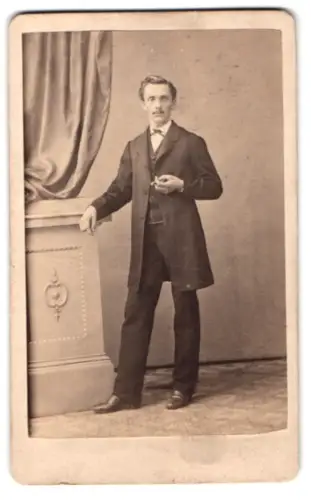 Fotografie G. Schmidthammer, Hamburg, Poststrasse 5, Eleganter Herr mit Zigarre