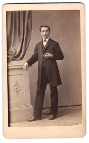 Fotografie C. Schmidthammer, Hamburg, Poststrasse 5, Porträt eines eleganten Herrn