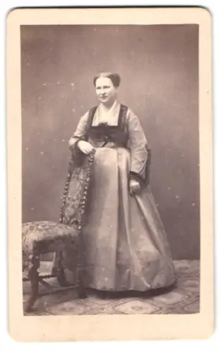 Fotografie Richard Kónitz jun., Torgau, Frau in elegantem Kleid