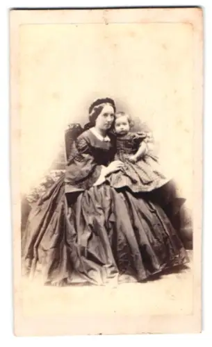 Fotografie unbekannter Fotograf und Ort, Mutter mit Kind in prachtvollen Kleidern