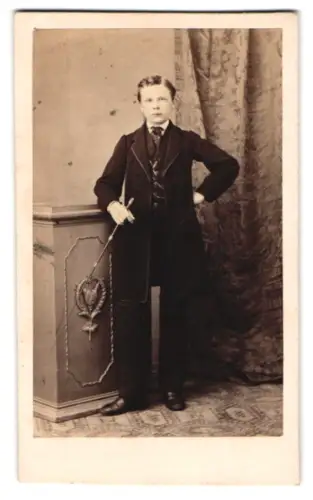 Fotografie unbekannter Fotograf und Ort, Porträt eines Jungen im Atelier