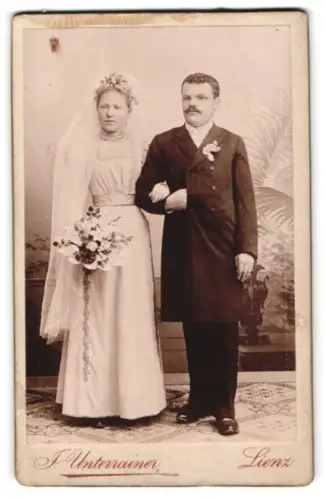 Fotografie Joh. Unterrainer, Lienz, Hochzeitspaar mit Blumenstrauss