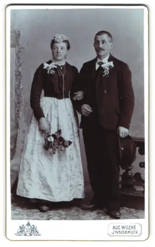 Fotografie Aug. Wilcke, Innsbruck, Rudolfstrasse 1, Brautpaar in traditioneller Kleidung