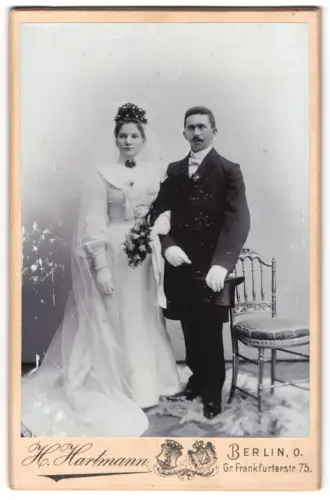 Fotografie H. Hartmann, Berlin, Gr. Frankfurterstr. 75, Hochzeitspaar mit Blumenstrauss