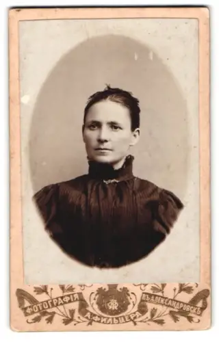 Fotografie A. Filtser, Aleksandrovsk, Portrait einer Frau im schwarzen Kleid