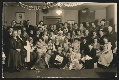 Fotografie unbekannter Fotograf, Ansicht Zwickau, Frauen und Männer beim Fasching