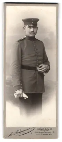 Fotografie A. Furhmann, Cassel, Hohenzollernstr. 2, Gefreiter in Uniform mit Schirmmütze