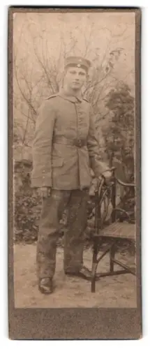 Fotografie unbekannter Fotograf und Ort, Soldat in Feldgrau Uniform mit Krätzchen