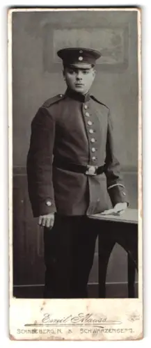 Fotografie Emil Mauss, Schneeberg, Soldat in Uniform mit Schirmmütze