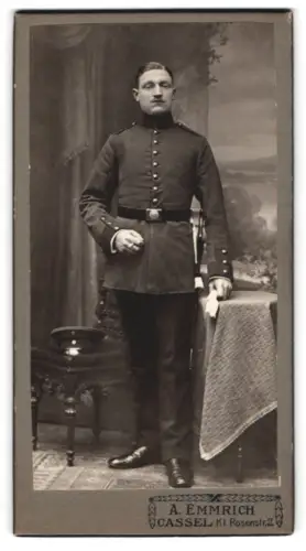 Fotografie A. Emmrich, Cassel, Kl. Rosenstr. 2, Soldat in Uniform mit Schirmmütze und Bajonett
