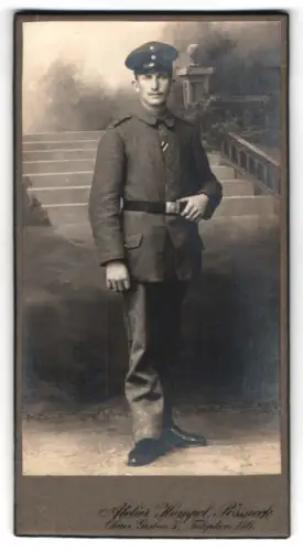 Fotografie Atelier Hempel, Pössneck, Oberer Graben 5, Soldat in Feldgrau Uniform mit Schirmmütze und Band zum EK II 1914