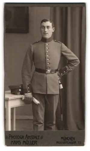Fotografie Hans Möller, München, Augustenstr. 75, Infanterie-Soldat in Uniform mit Schirmmütze und Bajonett