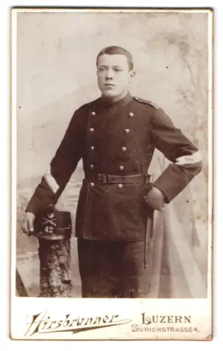Fotografie Hirsbrunner, Luzern, Zürichstrasse 4, Schweizer Soldat vom Bataillon 42 in Uniform mit Tschako und Bajonett